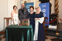 Uczestnicy Narodowego Czytania w sali barokowej łowickiego muzeum