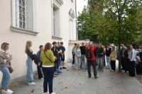 Młodzież na spacerze po łowickich ulicach z lokalnym przewodnikiem.