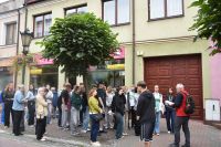 Młodzież na spacerze po łowickich ulicach z lokalnym przewodnikiem.
