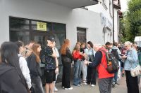 Młodzież na spacerze po łowickich ulicach z lokalnym przewodnikiem.