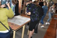 Młodzież na spacerze po łowickich ulicach z lokalnym przewodnikiem.