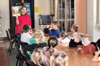 Dzieci biorące udział w lekcji bibliotecznej.