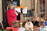 Dzieci biorące udział w lekcji bibliotecznej.