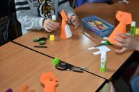 Dzieci biorące udział w lekcji bibliotecznej.