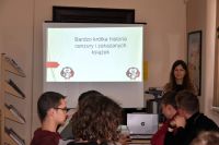 Uczniowie w czasie lekcji bibliotecznej