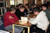 Uczniowie w czasie lekcji bibliotecznej