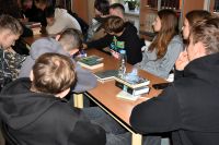 Uczniowie w czasie lekcji bibliotecznej