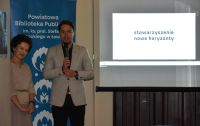 Uczestnicy Nocy Bibliotek podczas projekcji filmu i warsztatów detektywistycznych