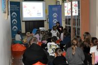 Uczestnicy Nocy Bibliotek podczas projekcji filmu i warsztatów detektywistycznych