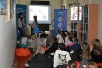 Uczestnicy Nocy Bibliotek podczas projekcji filmu i warsztatów detektywistycznych