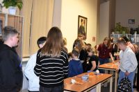 Uczestnicy Nocy Bibliotek podczas projekcji filmu i warsztatów detektywistycznych