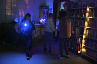 Uczestnicy Nocy Bibliotek podczas projekcji filmu i warsztatów detektywistycznych