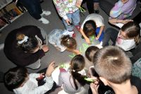 Uczestnicy Nocy Bibliotek podczas projekcji filmu i warsztatów detektywistycznych