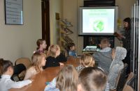 Zdjęcia przedstawiają dzieci- uczestników warsztatów ekologicznych dotyczących upcyclingu.