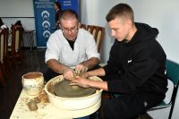Uczestnicy warsztatów garncarskich