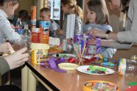 Zdjęcia przedstawiają dzieci- uczestników warsztatów ekologicznych dotyczących upcyclingu.