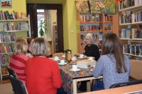 Uczestnicy spotkania Dyskusyjnego Klubu Książki w bibliotece