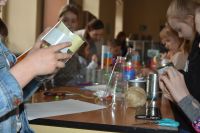 Zdjęcia przedstawiają dzieci- uczestników warsztatów ekologicznych dotyczących upcyclingu.