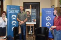 Uczestnicy spotkania autorskiego z Jędrzejem Pasierskim