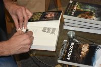 Uczestnicy spotkania autorskiego z Jędrzejem Pasierskim