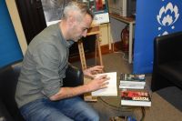 Uczestnicy spotkania autorskiego z Jędrzejem Pasierskim