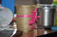 Zdjęcia przedstawiają dzieci- uczestników warsztatów ekologicznych dotyczących upcyclingu.