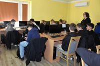 Uczniowie biorący udział w warsztatach tworzenia wirtualnego pokoju zagadek