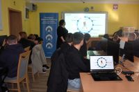 Uczniowie biorący udział w warsztatach tworzenia wirtualnego pokoju zagadek