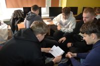 Uczniowie biorący udział w warsztatach tworzenia wirtualnego pokoju zagadek