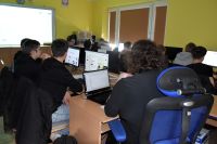 Uczniowie biorący udział w warsztatach tworzenia wirtualnego pokoju zagadek