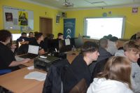 Uczniowie biorący udział w warsztatach tworzenia wirtualnego pokoju zagadek