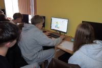 Uczniowie biorący udział w warsztatach tworzenia wirtualnego pokoju zagadek