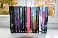 Okładki nowości książkowych na parapecie.