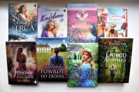 Okładki nowości książkowych na parapecie.