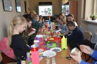 Zdjęcia przedstawiają dzieci- uczestników warsztatów ekologicznych dotyczących upcyclingu.