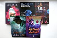 Okładki nowości książkowych na parapecie.