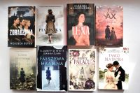 Okładki nowości książkowych na parapecie.