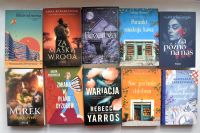 Okładki nowości książkowych na parapecie.