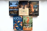 Okładki nowości książkowych na parapecie.