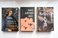 Okładki nowości książkowych na parapecie.