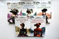 Okładki nowości książkowych na parapecie.