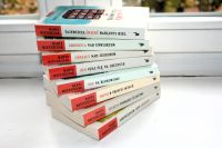 Okładki nowości książkowych na parapecie.