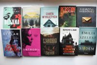 Okładki nowości książkowych na parapecie.