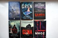 Okładki nowości książkowych na parapecie.