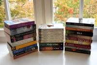 Okładki nowości książkowych na parapecie.