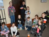 Zdjęcia przedstawiają dzieci- uczestników warsztatów ekologicznych dotyczących upcyclingu.