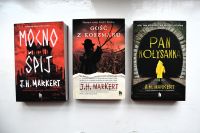 Okładki nowości książkowych na parapecie.