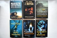 Okładki nowości książkowych na parapecie.