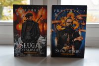 Okładki nowości książkowych na parapecie.