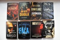 Okładki nowości książkowych na parapecie.